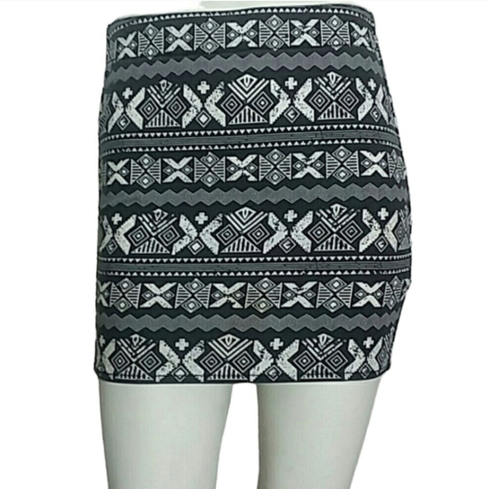 Divided H & M  Skirt Tribal Print Size 4 - Picture 7 of 8